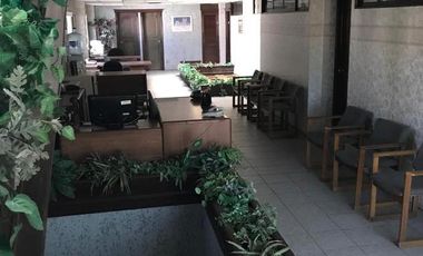 Estacionamiento y oficina, viva de sus rentas