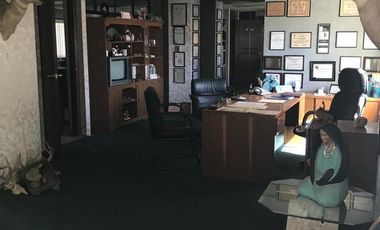 Estacionamiento y oficina, viva de sus rentas