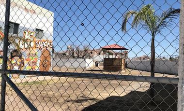 Estacionamiento y oficina, viva de sus rentas