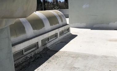 Estacionamiento y oficina, viva de sus rentas