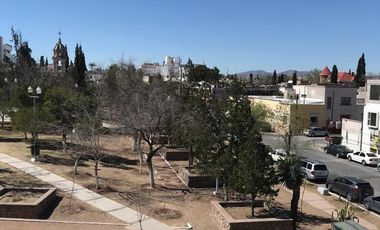 Estacionamiento y oficina, viva de sus rentas