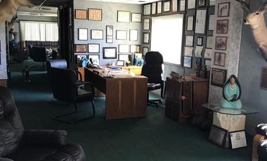 Estacionamiento y oficina, viva de sus rentas