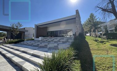 CASA EN RENTA FRACCIONAMIENTO MONTELLAN ZONA CARRETERA NACIONAL MONTERREY