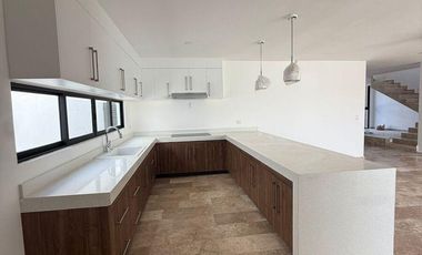 CASA EN VENTA EN PRIVADA TAMORA CONKAL, CON PANELES SOLARES.