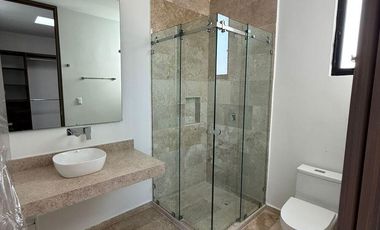 CASA EN VENTA EN PRIVADA TAMORA CONKAL, CON PANELES SOLARES.