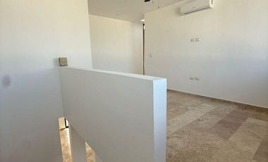 CASA EN VENTA EN PRIVADA TAMORA CONKAL, CON PANELES SOLARES.