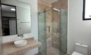 CASA EN VENTA EN PRIVADA TAMORA CONKAL, CON PANELES SOLARES.