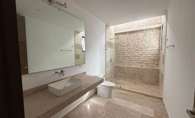 CASA EN VENTA EN PRIVADA TAMORA CONKAL, CON PANELES SOLARES.