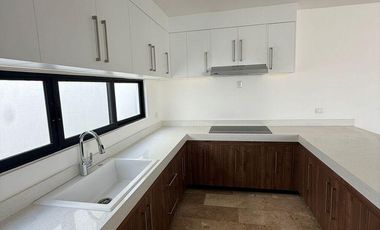 CASA EN VENTA EN PRIVADA TAMORA CONKAL, CON PANELES SOLARES.