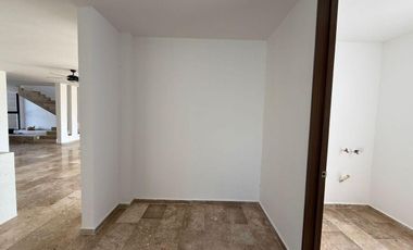 CASA EN VENTA EN PRIVADA TAMORA CONKAL, CON PANELES SOLARES.