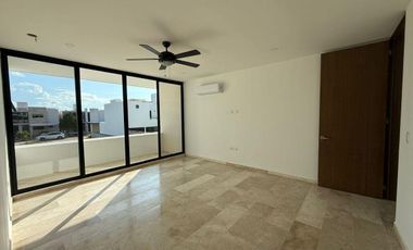 CASA EN VENTA EN PRIVADA TAMORA CONKAL, CON PANELES SOLARES.