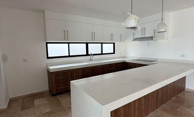 CASA EN VENTA EN PRIVADA TAMORA CONKAL, CON PANELES SOLARES.