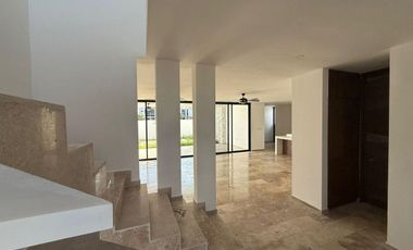 CASA EN VENTA EN PRIVADA TAMORA CONKAL, CON PANELES SOLARES.