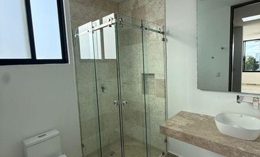 CASA EN VENTA EN PRIVADA TAMORA CONKAL, CON PANELES SOLARES.