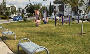 Hacienda Viñedos en privada frente a area verde