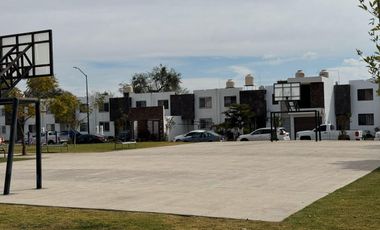 Hacienda Viñedos en privada frente a area verde