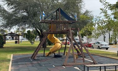 Hacienda Viñedos en privada frente a area verde