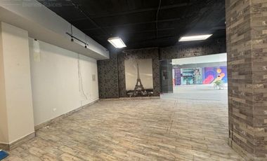 Local en Plaza Comercial sobre Av Las Americas