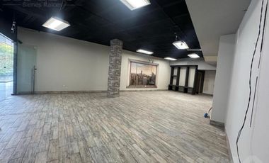 Local en Plaza Comercial sobre Av Las Americas