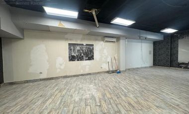 Local en Plaza Comercial sobre Av Las Americas