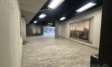 Local en Plaza Comercial sobre Av Las Americas