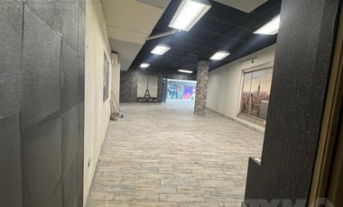 Local en Plaza Comercial sobre Av Las Americas