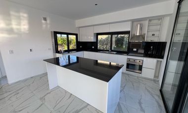 Casa de 4 dormitorios en venta en Haras Santa Maria, Escobar