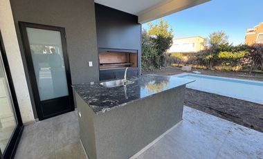 Casa de 4 dormitorios en venta en Haras Santa Maria, Escobar