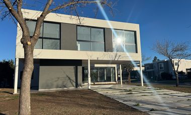 Casa de 4 dormitorios en venta en Haras Santa Maria, Escobar