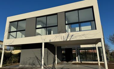 Casa de 4 dormitorios en venta en Haras Santa Maria, Escobar