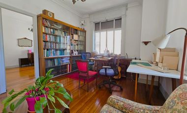 Venta 4 ambientes con dependencia. Casa en altura: triplex con terraza y parrilla en Balvanera