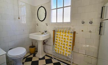 Venta 4 ambientes con dependencia. Casa en altura: triplex con terraza y parrilla en Balvanera