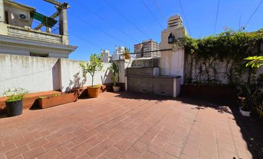 Venta 4 ambientes con dependencia. Casa en altura: triplex con terraza y parrilla en Balvanera