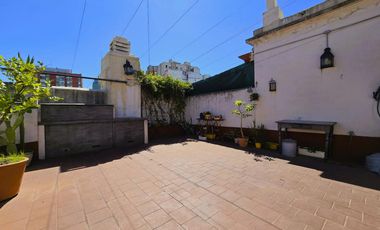 Venta 4 ambientes con dependencia. Casa en altura: triplex con terraza y parrilla en Balvanera