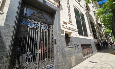 Venta 4 ambientes con dependencia. Casa en altura: triplex con terraza y parrilla en Balvanera