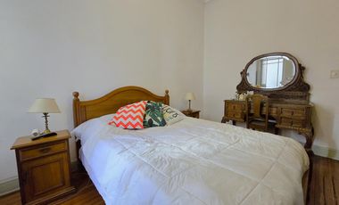 Venta 4 ambientes con dependencia. Casa en altura: triplex con terraza y parrilla en Balvanera