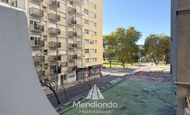 Depto 2 amb. c/ terraza y Baulera. A 50m de Plaza Colón.