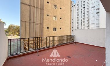 Depto 2 amb. c/ terraza y Baulera. A 50m de Plaza Colón.