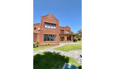 RESIDENCIA CATEGORA 1229m2 CON PISCINA Y ESTUDIO MUSICAL LOS TRONCOS