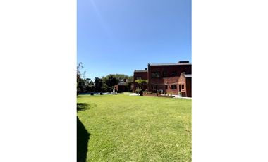 RESIDENCIA CATEGORA 1229m2 CON PISCINA Y ESTUDIO MUSICAL LOS TRONCOS