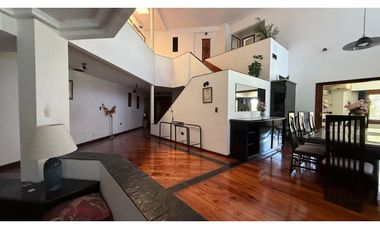 RESIDENCIA CATEGORA 1229m2 CON PISCINA Y ESTUDIO MUSICAL LOS TRONCOS