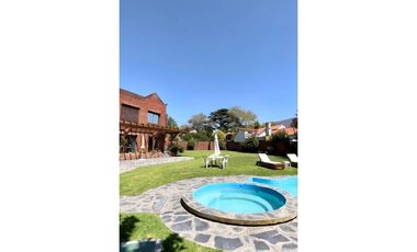 RESIDENCIA CATEGORA 1229m2 CON PISCINA Y ESTUDIO MUSICAL LOS TRONCOS