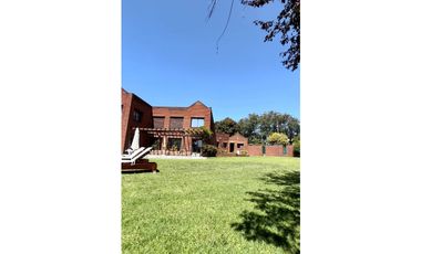 RESIDENCIA CATEGORA 1229m2 CON PISCINA Y ESTUDIO MUSICAL LOS TRONCOS