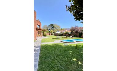 RESIDENCIA CATEGORA 1229m2 CON PISCINA Y ESTUDIO MUSICAL LOS TRONCOS