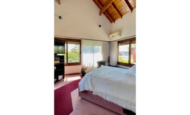 RESIDENCIA CATEGORA 1229m2 CON PISCINA Y ESTUDIO MUSICAL LOS TRONCOS