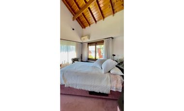 RESIDENCIA CATEGORA 1229m2 CON PISCINA Y ESTUDIO MUSICAL LOS TRONCOS