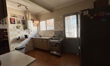Oficina en Venta en Amplia casa Habitacional/Comercial/Oficina. Irarrázaval/Pedro de Valdivia. Calle sin salida. Metro Ñuñoa.