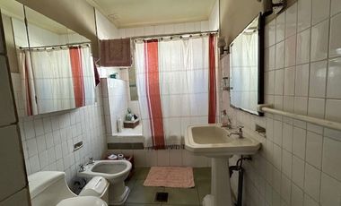 Oficina en Venta en Amplia casa Habitacional/Comercial/Oficina. Irarrázaval/Pedro de Valdivia. Calle sin salida. Metro Ñuñoa.