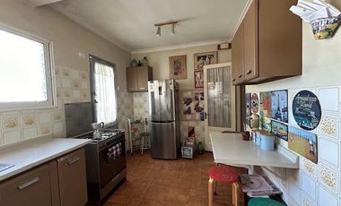 Oficina en Venta en Amplia casa Habitacional/Comercial/Oficina. Irarrázaval/Pedro de Valdivia. Calle sin salida. Metro Ñuñoa.