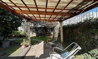 Oficina en Venta en Amplia casa Habitacional/Comercial/Oficina. Irarrázaval/Pedro de Valdivia. Calle sin salida. Metro Ñuñoa.